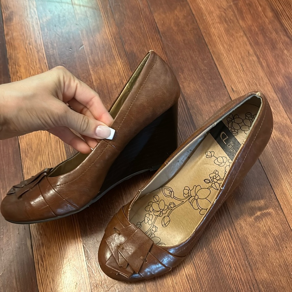 Gently loved CL Laundry Sz 7.5